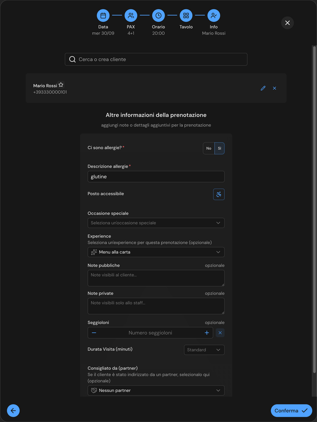 Passo Info con il cliente selezionato e il riquadro Altre informazioni della prenotazione, che comprende anche il campo Consigliato da (partner)